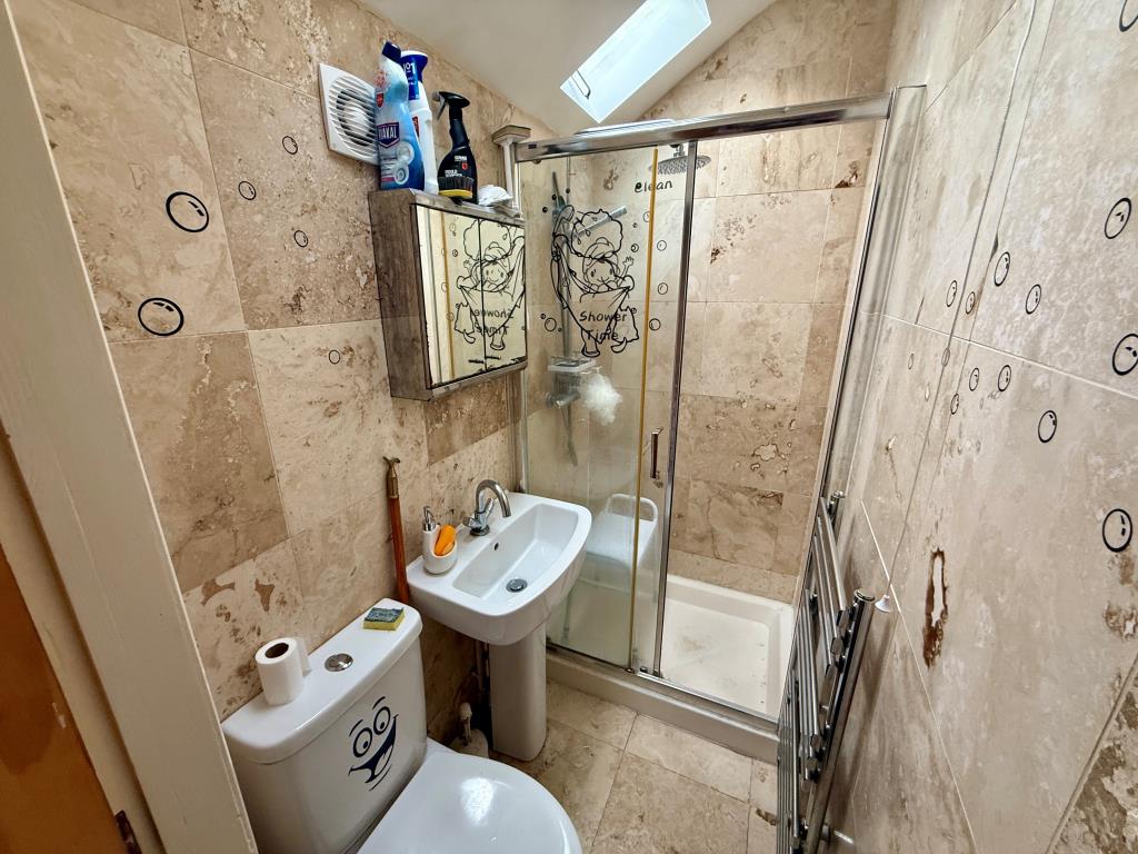 Lot: 119 - HOUSE FOR IMPROVEMENT - En-suite shower room with W.C.